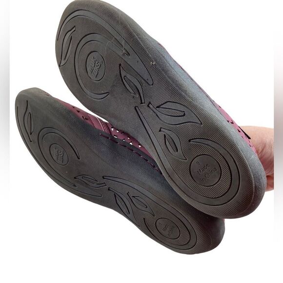 Muk Luks Rose Cut-Out Slip-On Flats Size 9 Comfortable Athleisure Shoes - Picture 7 of 7